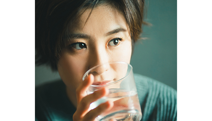 日本酒を飲む女性