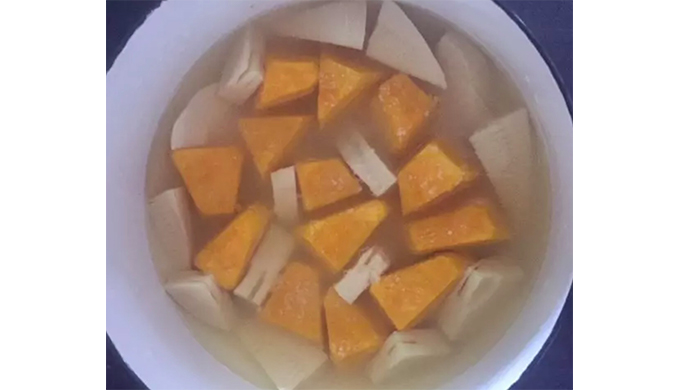 種を除いて一口大にカットしたかぼちゃと、たけのこの水煮を鍋に入れ、あわせ出汁、甘酒を加える。